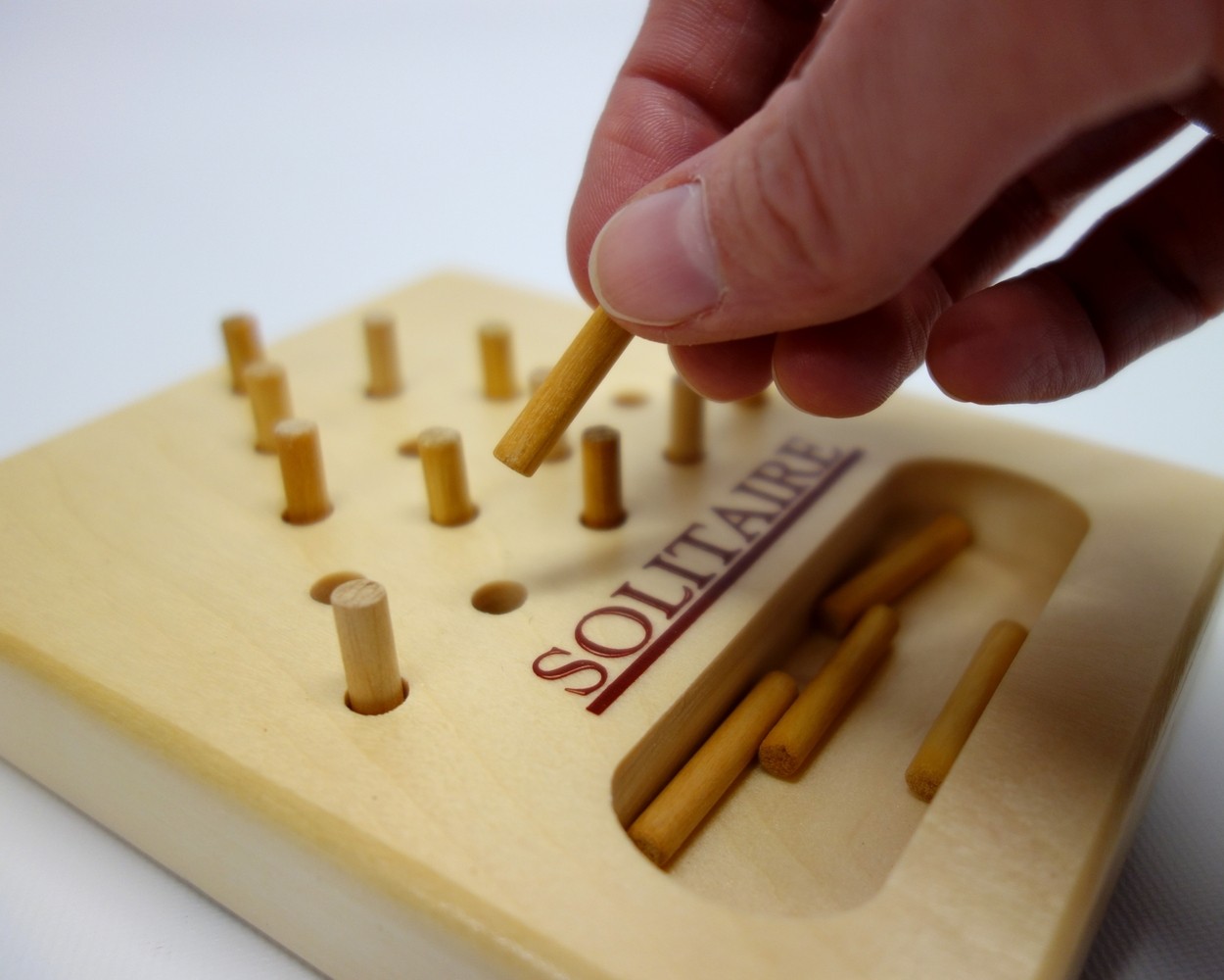 Solitaire, jeu en bois avec billes en verre par Luckies – Nüspace Mobilier  (Canada)