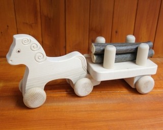 Cheval en bois et sa remorque de billots